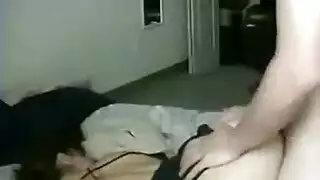 سكس عربي صريح: بنت ممحونة تأخذه عميقًا في الثقبين