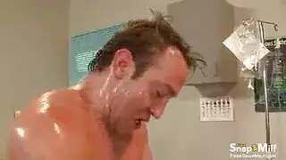 شقراء جريئة تختنق على قضيب أسود ضخم