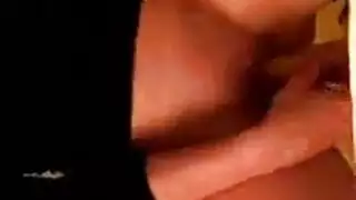 شاب horny يمارس الجنس مع فرج الفتاة المدبوغة الناعم حتى تعرج