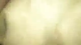 القضيب الأسود الكبير يسيطر على الصديقة الجديدة في جلسة نوم طوال الليل