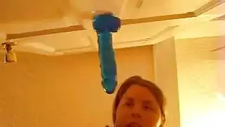 فتاة هواة ساخنة تُبخر فرجها أثناء ركوب دسار زجاجي
