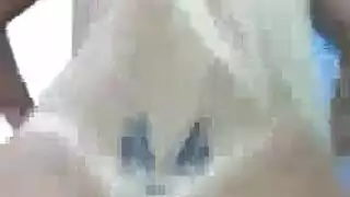 زوجة خائنة تأخذ قضيبين في ثلاثي غرفة نوم صريح