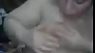 ثعلبة محجبة تأخذ قضيبًا خشنًا في فرجها المبتل