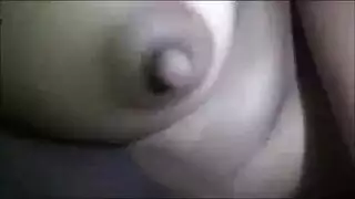 فتاة صغيرة ذات ابتسامة حلوة تأخذ جنس فموي عميق ثم اختراق قاس