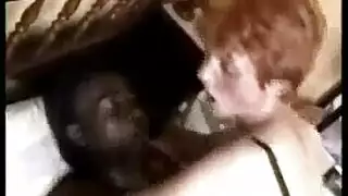 الأم الناضجة ذات الشعر الأحمر تأخذ جنسًا قاسيًا يوميًا من الرجل الذي تتوق إليه