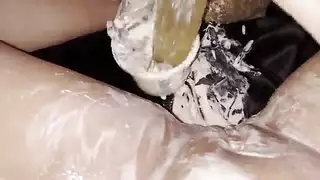 مضاجعة بالدسار الزجاجي والزبادي: إباحية استمناء صاخبة للابنة