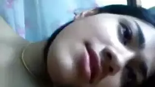  مراهقة شقراء مثارة تفتح ساقيها وتأخذ القضيب حتى تنام