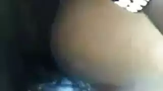 فتاة سمراء مشوية على القضيب تمص بينما تأخذ قضيبًا ضخمًا من الخلف