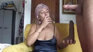 علاقة عائلية إباحية: ابن الزوج يسيطر على زوجة أبيه المسلمة في السرير