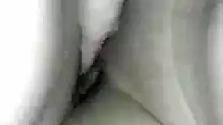 فيديو جنسي جماعي جامعي: قضبان مزيفة ومشاركون متحمسون