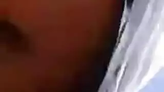 ينكها فى قدميها