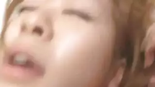 طالبة آسيوية صغيرة تبلع قضيب معلمتها في الفصل