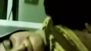 دكتور يقلع الممرضة وينيكها