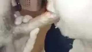 وجه مغطى بالسائل المنوي بعد جلسة بلع عميق مكثف